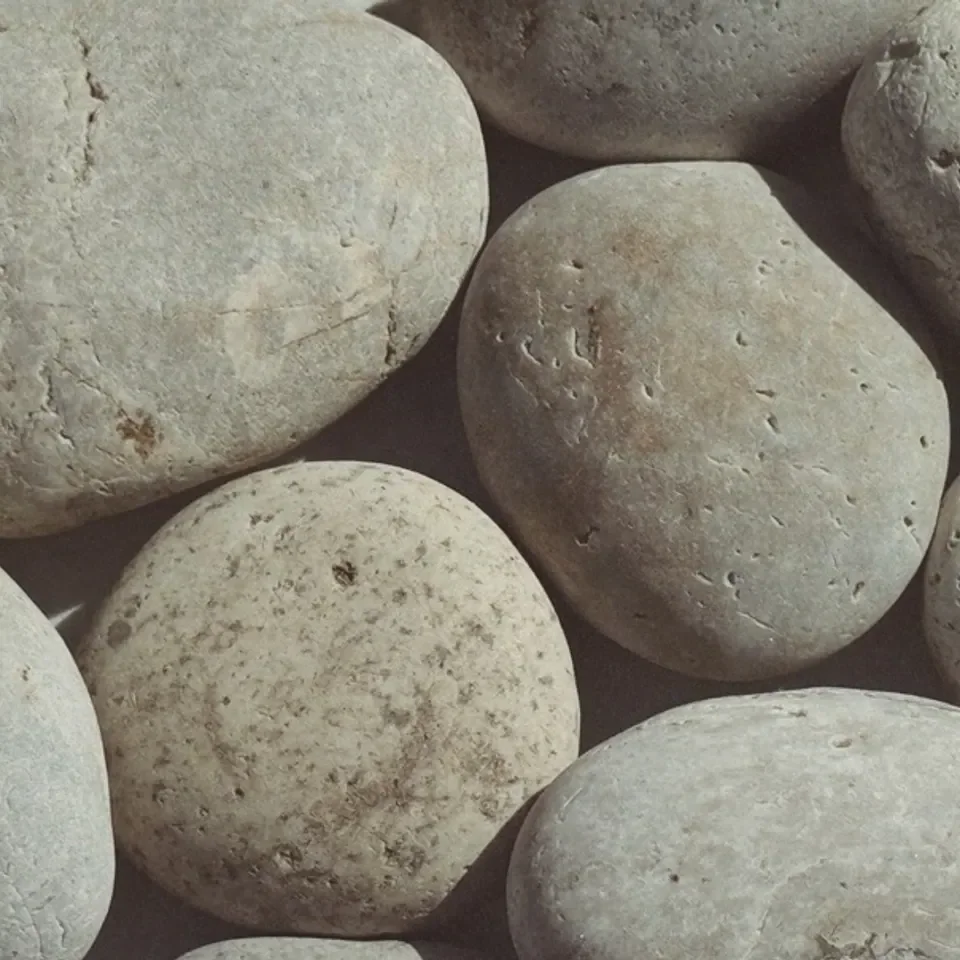 Smooth white beach pebbles from Rio Stone